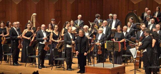 공연을 마치고 관객에게 인사하는 정명훈과 라 스칼라 단원들