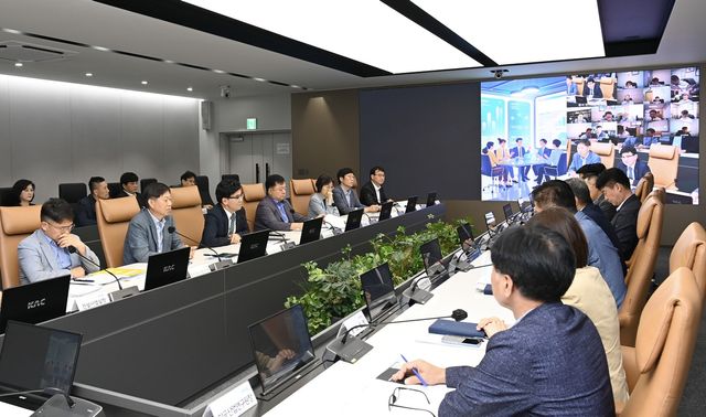 지난 15일 이정기 한국공항공사 사장직무대행이 임직원들과 단체행동 대비 회의를 진행하는 모습 [한국공항공사 제공. 재판매 및 DB 금지]