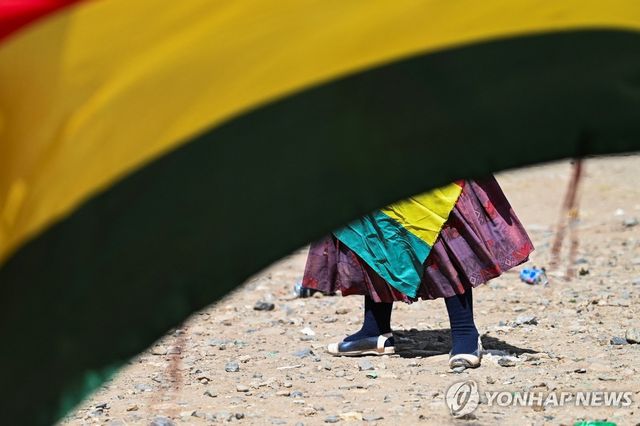 볼리비아 국기 너머의 현지 여성