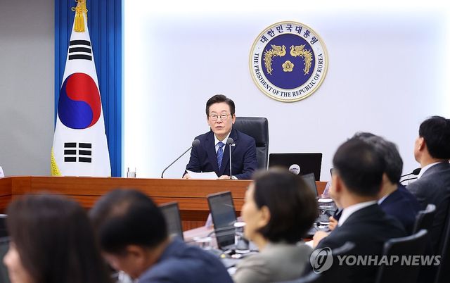 수석보좌관회의 주재하는 이재명 대통령