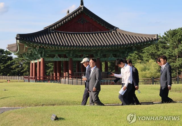 동궁과 월지 둘러보는 김민석 총리