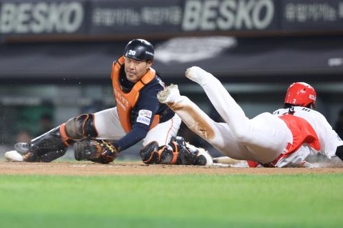 홈으로 파고드는 KIA의 김선빈(오른쪽)