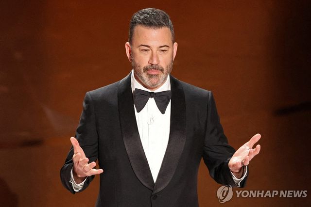 2024년 아카데미 시상식 진행하는 키멀