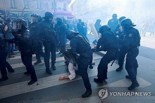 파리 시위 현장서 시위대 제압하는 경찰