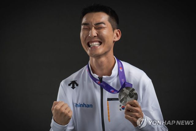 우상혁, 은메달 걸고 스마일