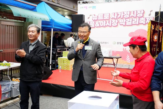 지난해 사가정시장 축제에 참석한 류경기 구청장