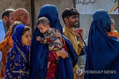 아기 안은 아프간 여성들