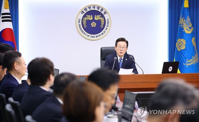 수석보좌관회의 주재하는 이재명 대통령