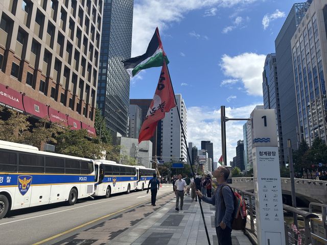 시민단체 팔레스타인평화연대가 18일 서울 종로구 주한 이스라엘 대사관 건물을 둘러싸고 1인 시위를 벌였다. [촬영 조현영]
