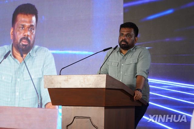 고속도로 공사 재개식에서 연설하는 디사나야케 스리랑카 대통령