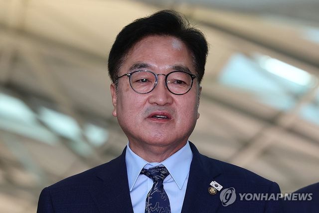 중국 출국 앞두고 취재진 만난 우원식 의장