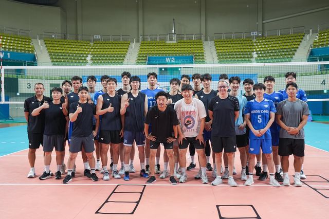 단체 사진 촬영한 남자배구 우리카드 선수단