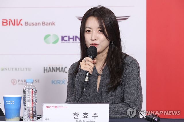 질문에 답하는 한효주