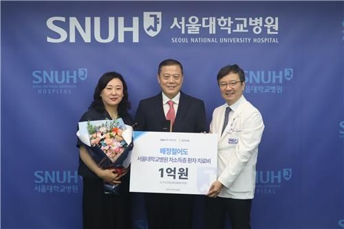 (서울=연합뉴스) 서울대병원은 서울 강남구 일식당 배정철어도를 운영하는 배정철 대표로부터 저소득층 환자 치료비 1억원을 전달받았다고 18일 밝혔다. 배 대표는 경제적 이유로 치료를 지속하기 어려운 환자를 돕고자 1999년부터 기부를 실천해왔다. 올해까지 누적 기부액은 23억1천500만원이다. 모두 저소득층 환자에 사용돼 지금껏 689명이 치료 기회를 얻었다. 2025.09.18. [서울대병원 제공. 재판매 및 DB 금지]