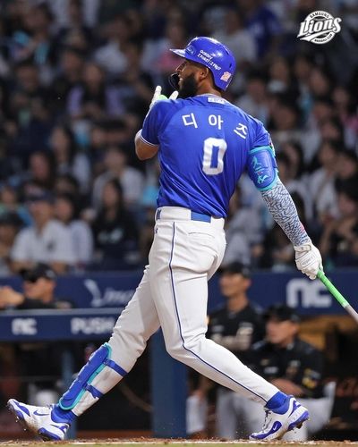 시즌 48호 홈런 때리고 타구 바라보는 디아즈