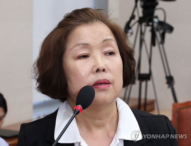 의원 질의에 답변하는 손효숙 리박스쿨 대표