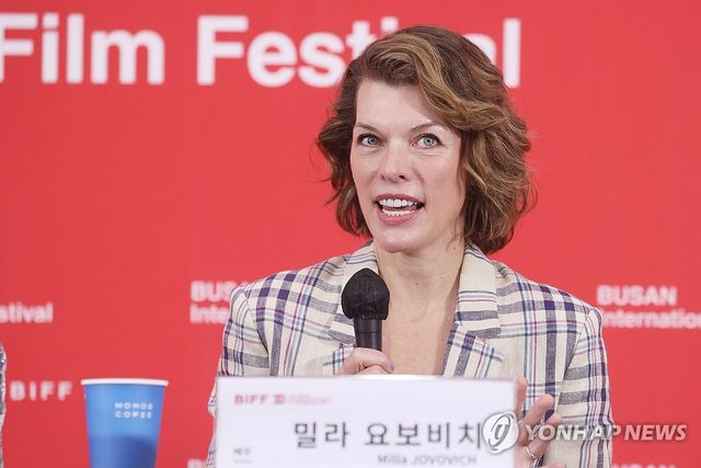 질문에 답하는 밀라 요보비치