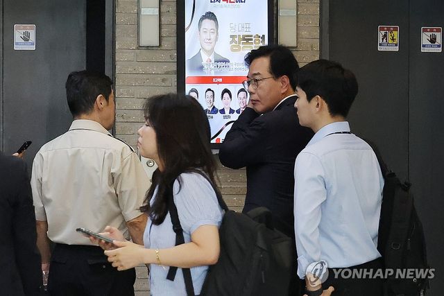 압수수색 막기 위해 당사 들어가는 송언석 원내대표