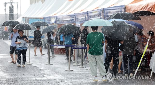 비 내리는 서귀포항