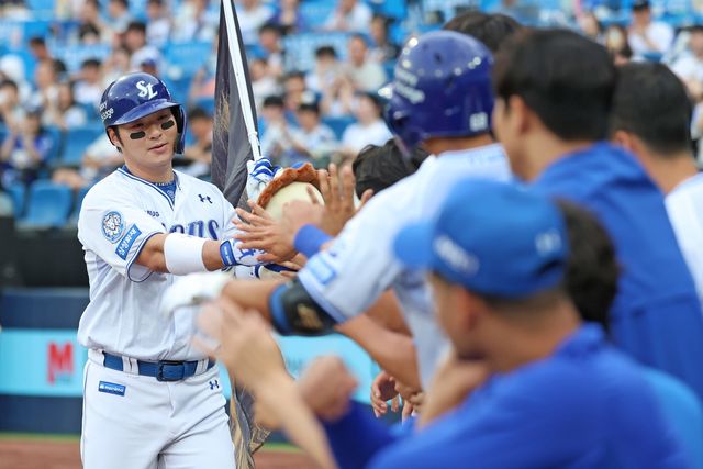 홈런을 친 박병호(왼쪽)