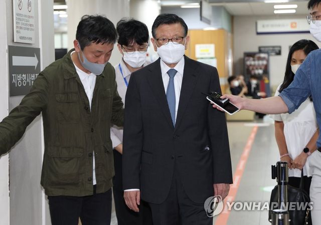 법정 출석하는 박삼구 전 회장