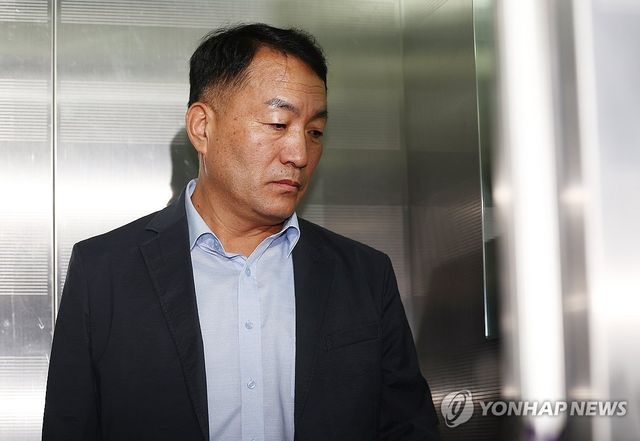 승강기 탑승한 김계환 전 해병대사령관