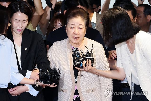 취재진 질문에 답하는 한학자 통일교 총재