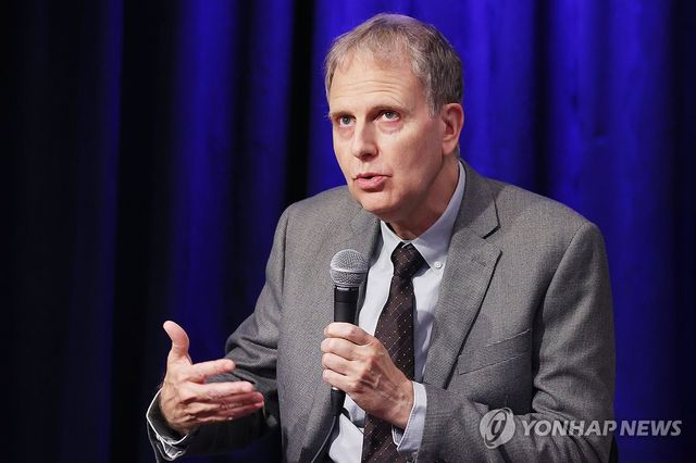 질문에 답하는 케빈 케너