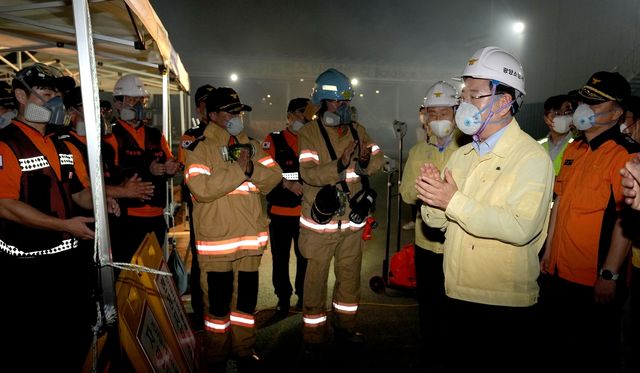 광양항 물류창고 화재 점검하는 김영록 지사