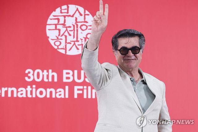 손 흔드는 자파르 파나히 감독