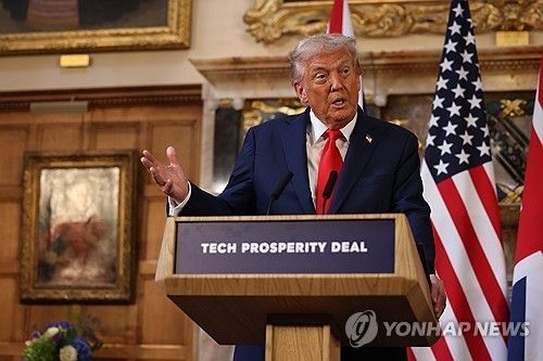 트럼프, ‘찰리커크’ 발언으로 중단된 쇼 진행자에 “시청률때문”