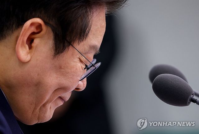 자료 살펴보는 이재명 대통령