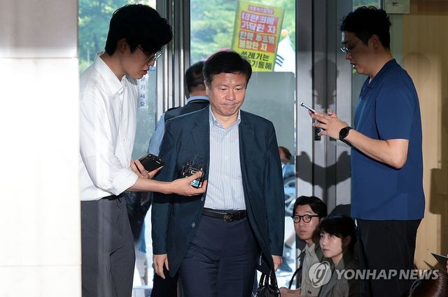 특검 출석하는 전하규 대변인