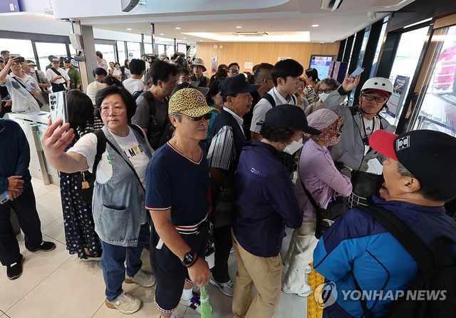 한강버스 기다리는 시민들