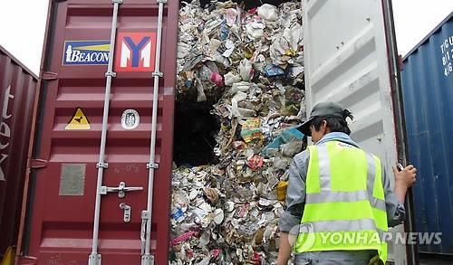 정상 수입물품 대신 쓰레기만 가득한 수입 컨테이너