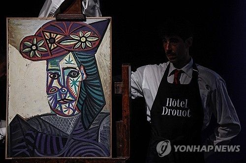 파리 경매사 드루오가 18일 피카소의 미공개 초상화를 선보이고 있다.