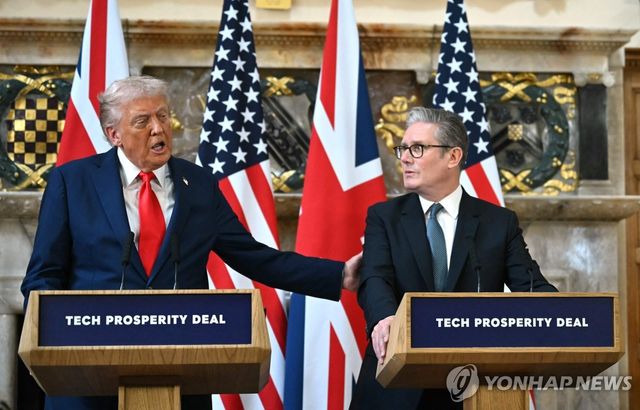 기자회견 하는 트럼프 대통령과 스타머 총리