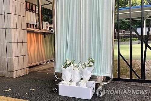 지난해 9월 중국 선전 일본인학교에 놓인 꽃