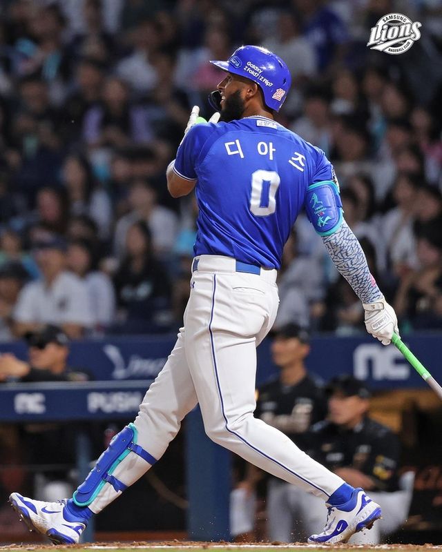 시즌 48호 홈런 때리고 타구 바라보는 디아즈