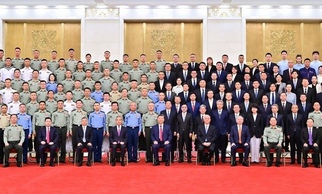 시진핑 중국 국가 주석 및 전승절 행사 준비작업 참가자 대표 기념촬영