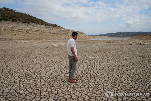 가뭄 발생한 시리아에서 갈라진 땅