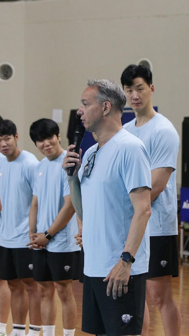 선수들에게 이야기하는 파에스 우리카드 감독