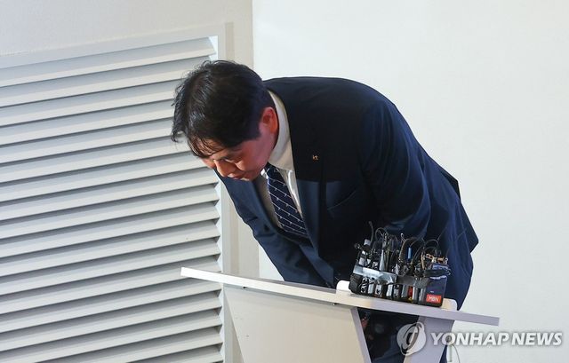 허리 숙인 구재형 KT 네트워크기술본부장