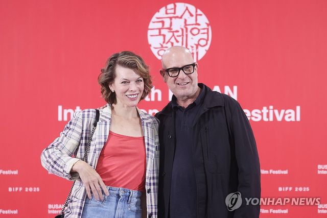 밀라 요보비치와 애드리언 그런버그 감독