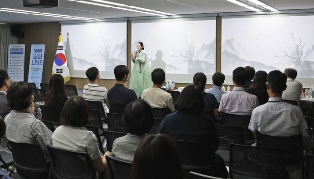 청렴 판소리 교육을 듣는 동포청 직원들