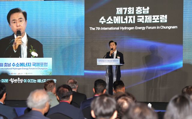 충남 서해안 수소산업 벨트 구축 발표하는 김태흠 충남지사