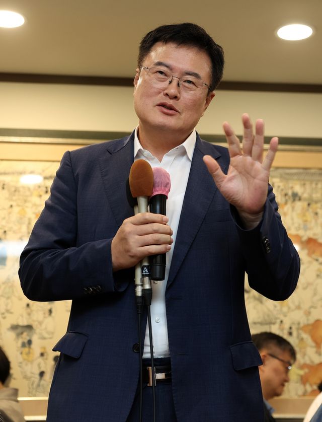 18일 기자 간담회에서 발언하는 김대현 문체부 2차관