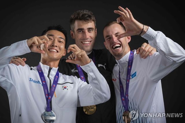 포즈 취하는 우상혁과 메달리스트