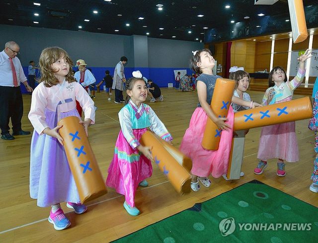 윷놀이하는 외국인학교 어린이들. 사진은 기사 내용과 직접 관련 없음