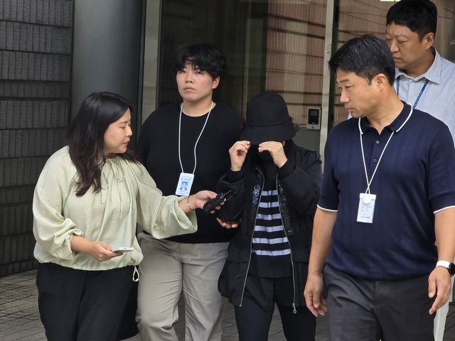 영장심사를 마치고 법정에서 나오는 '리박스쿨' 손효숙 대표